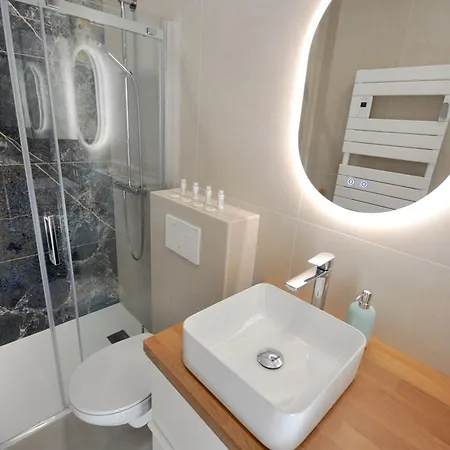 # Monaco - F1 Gp - 4 Persons - Sea View - New - Parking - Clim - Premium - And Sun * Mentona